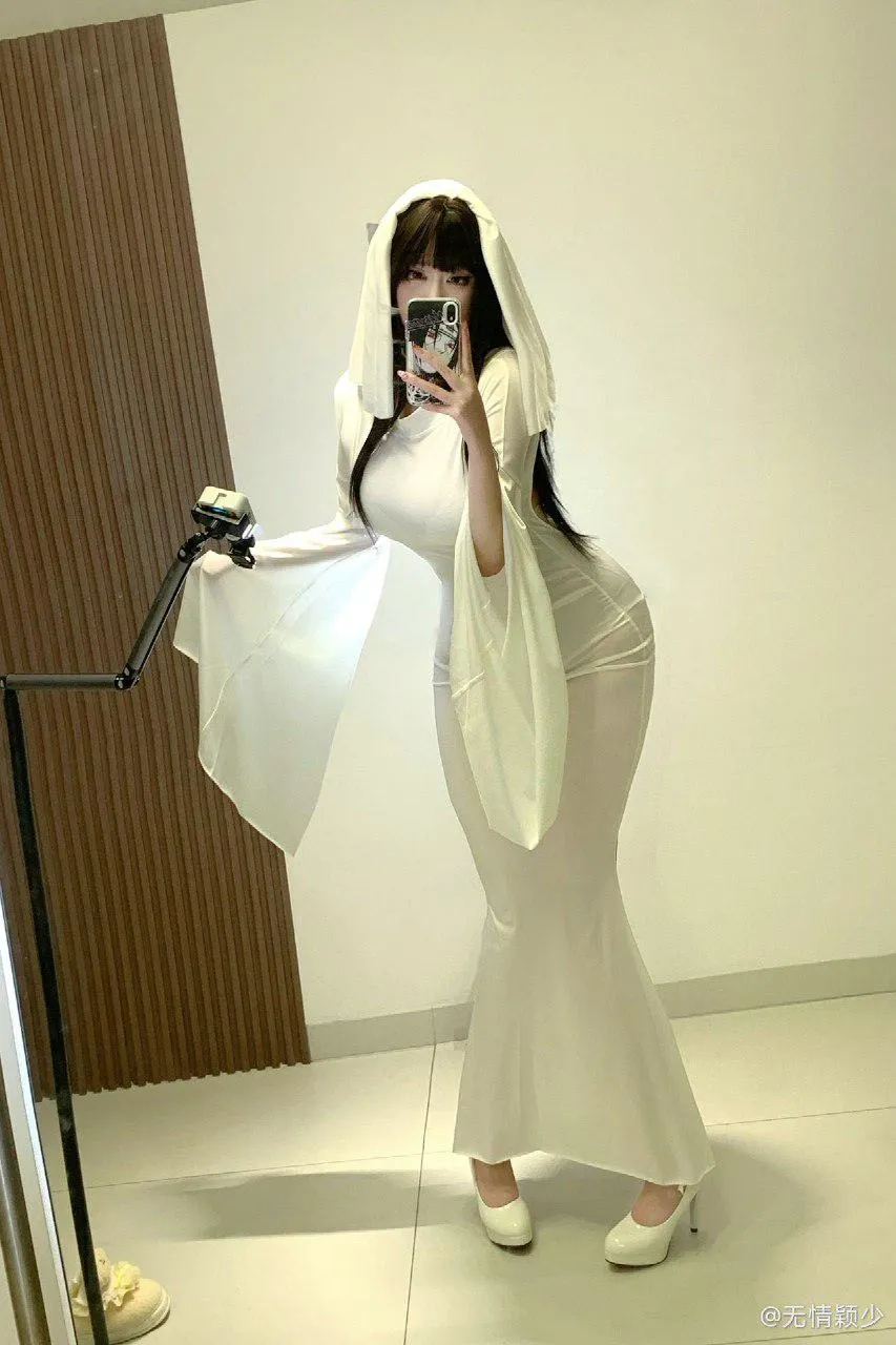 无情颖少 cosplay作品与海外 无情颖少公开照片中的白色服装和室内镜面造型