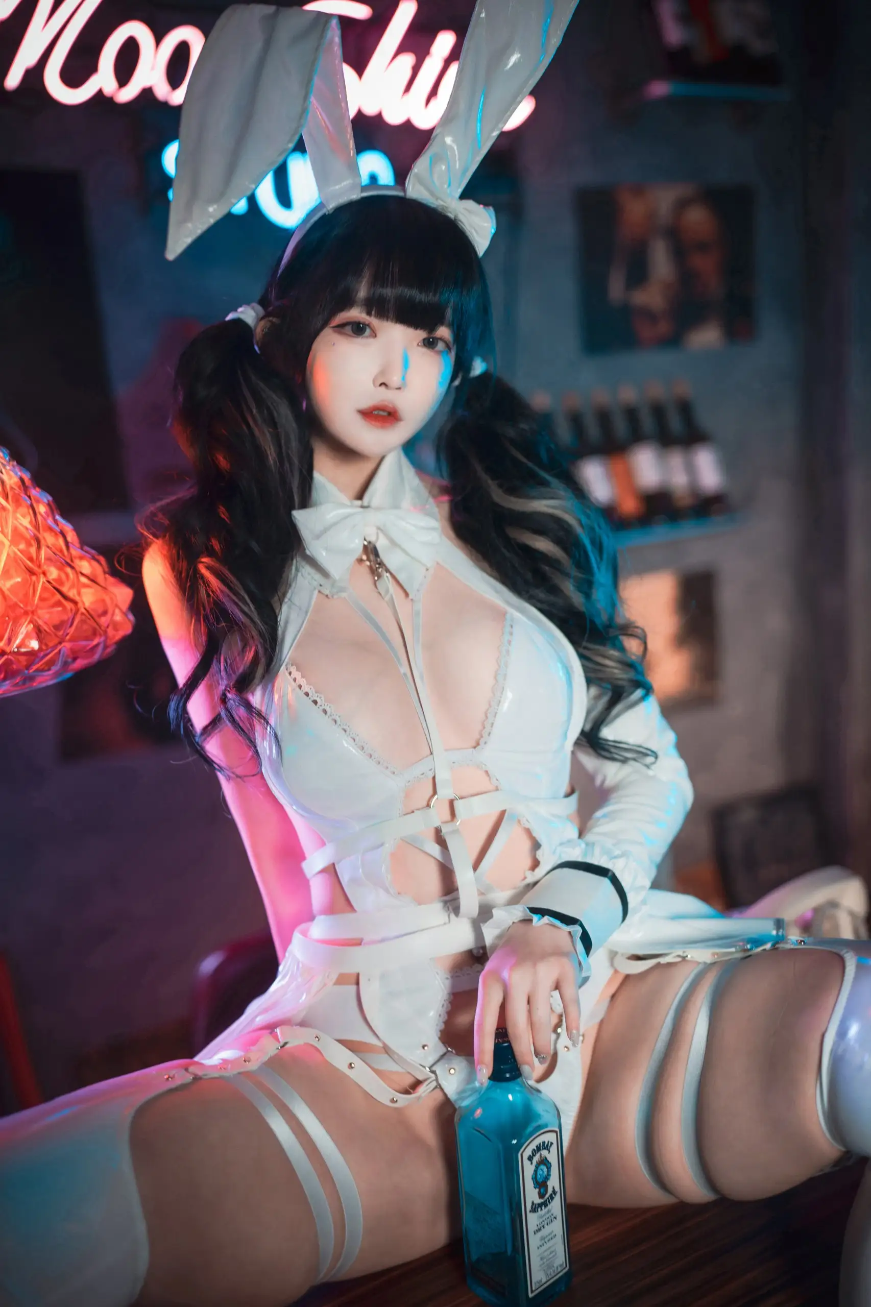 Aram(아람)海外Coser Aram(아람)白色主题服装造型，兔耳配饰、坐姿和室内灯光构图
