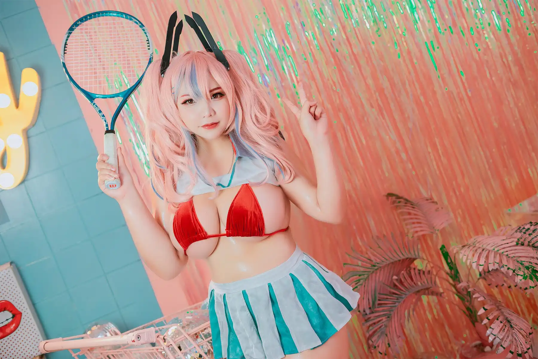QueenieChuppy海外名称与作品 QueenieChuppy cosplay QueenieChuppy粉色长发运动主题造型，红色服装搭配球拍元素