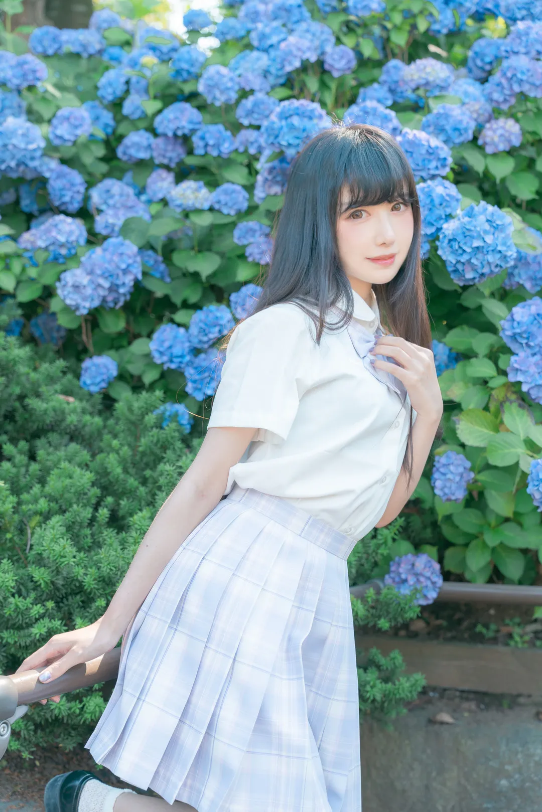 Shika小鹿鹿海外Coser 白色服装与蓝色花卉背景中的人物照片
