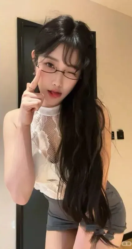 圈圈（兜兜）公开图片，人物姿态和镜头构图展示