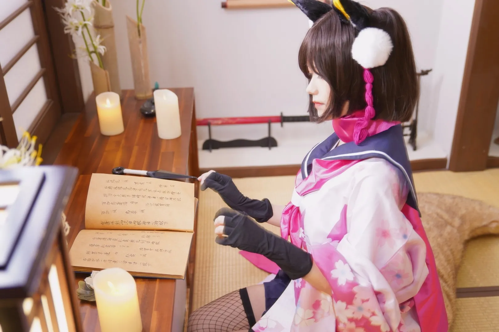 Biya cosplay海外 Biya粉色系服装造型照片，长发刘海搭配头饰坐在室内桌边