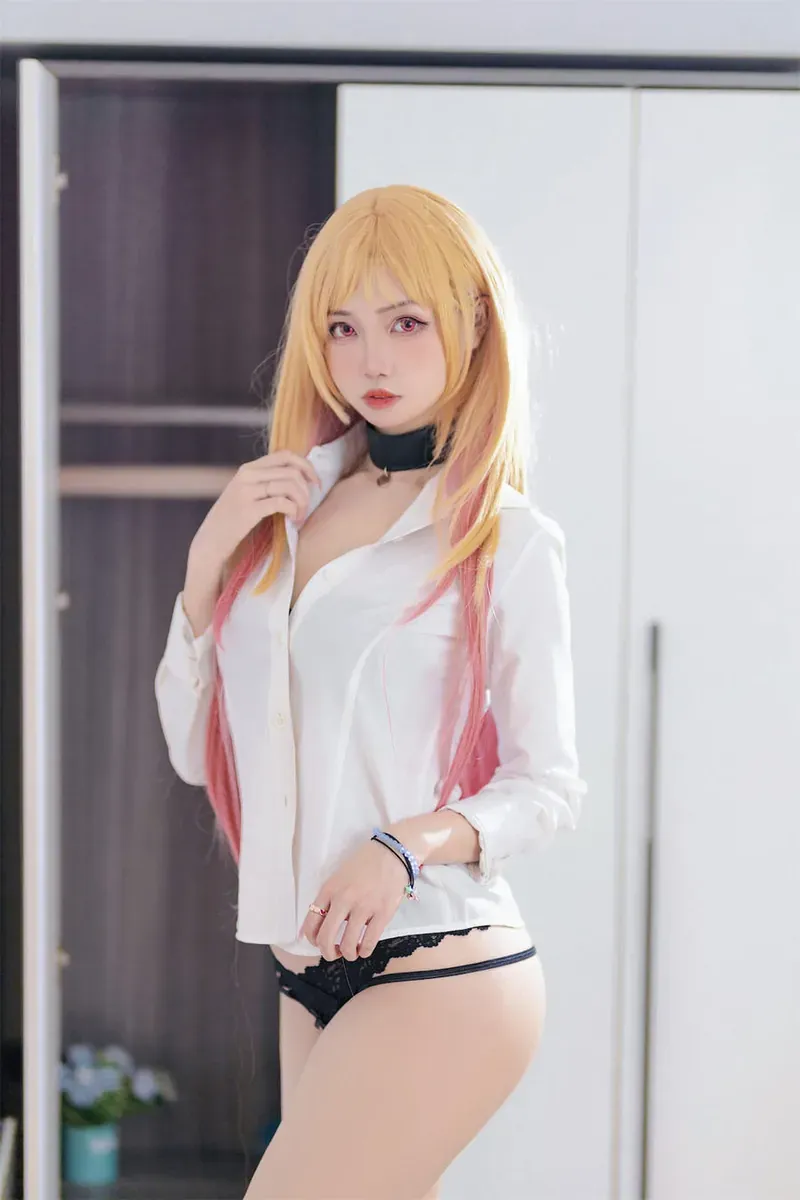 洛桑w伊梓海外Coser 洛桑w伊梓公开造型照片，金色长发、白色上衣与浅色整体搭配