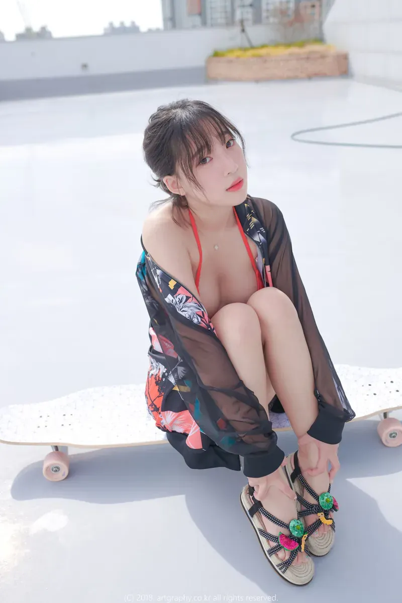 姜仁卿 cosplay 海外Coser 姜仁卿户外休闲造型照片，黑色外套搭配红色元素和滑板场景