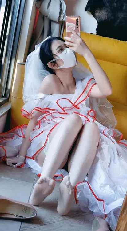 Naimi奶咪白色裙装坐姿自拍与室内空间照片