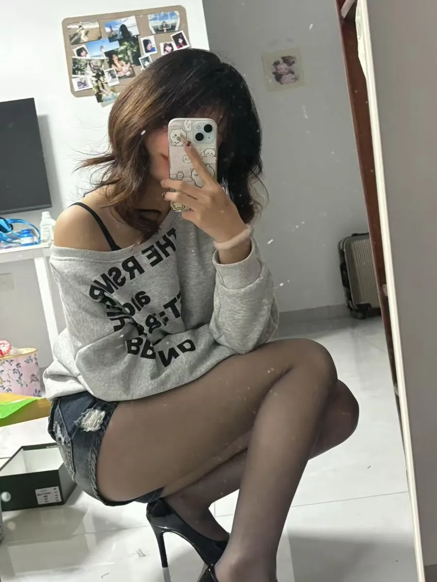 yannis海外Coser yannis镜前照片,短发造型搭配灰色上衣和简约服饰