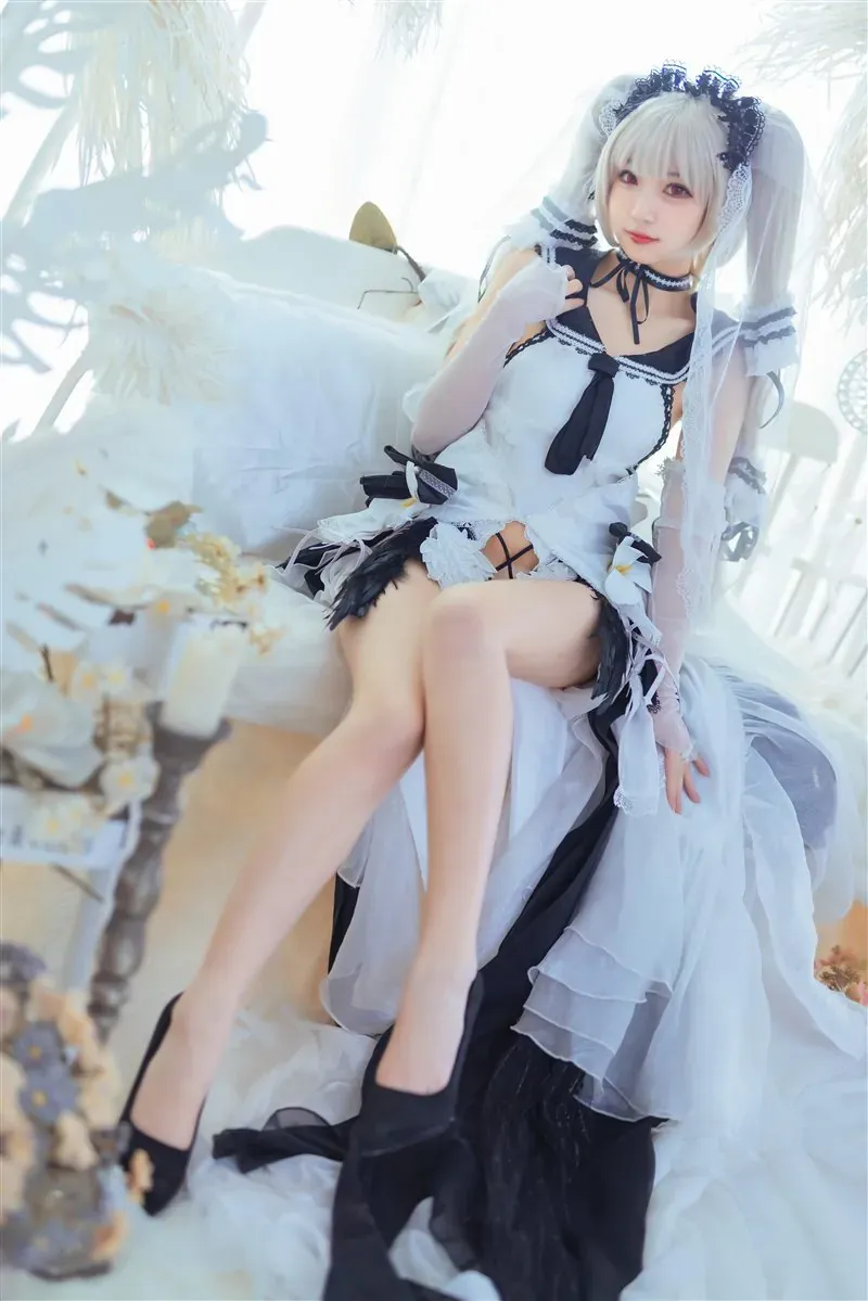 宝儿茹海外Coser 宝儿茹白色服装造型照片，浅色长发搭配黑白元素服饰，坐姿呈现整体视觉效果