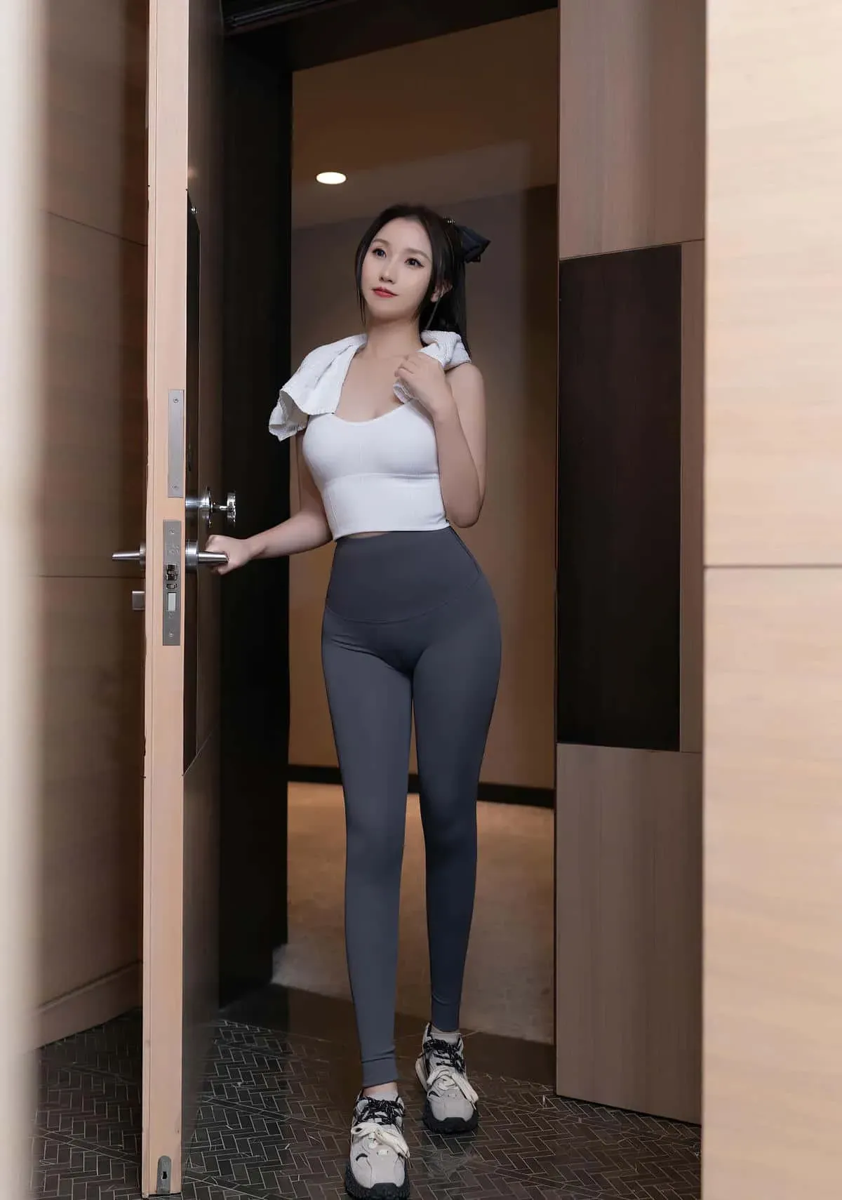 杏子Yada cosplay写真与海外 杏子Yada白色上衣造型,门口场景中的室内光影