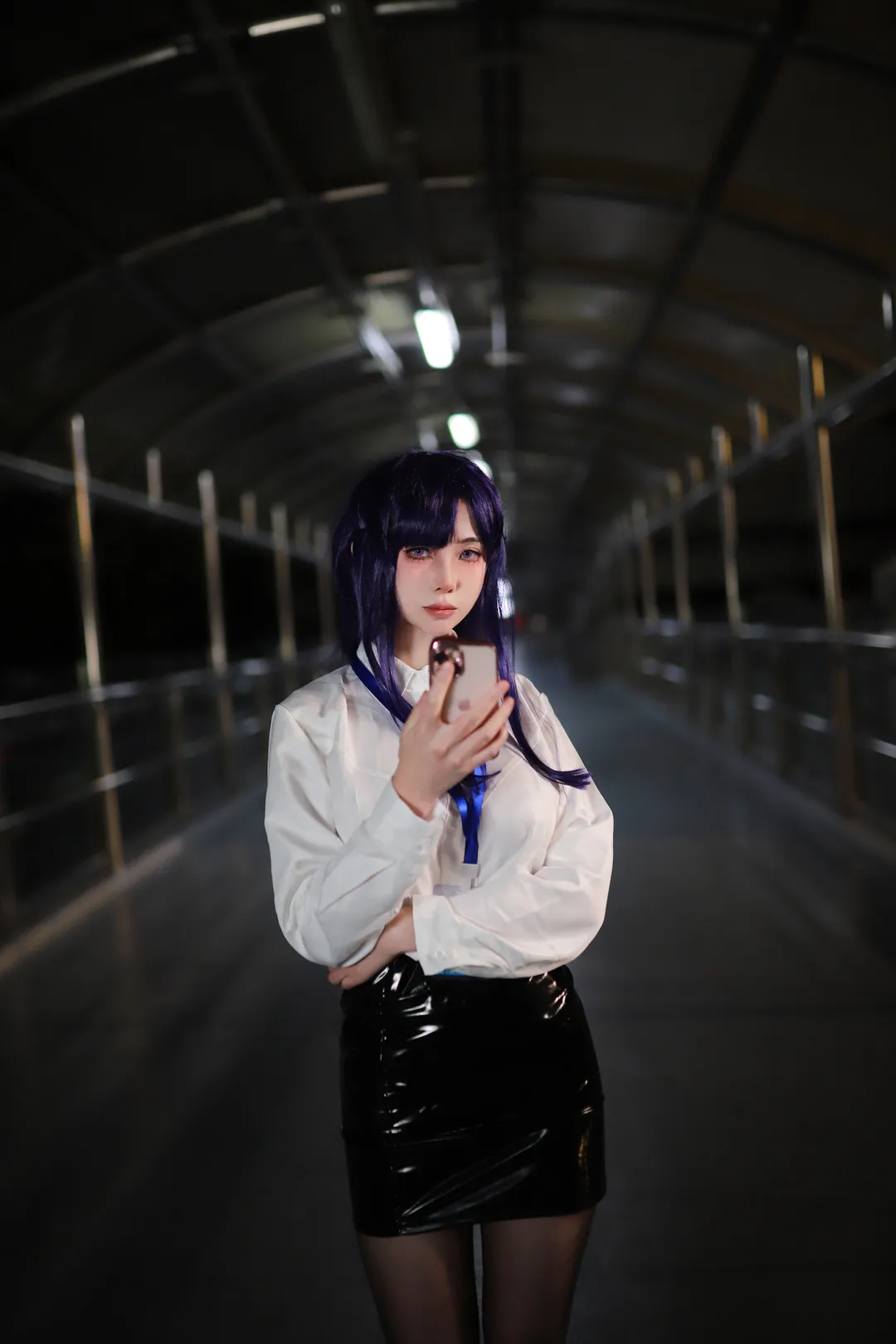 上杉绘梨落 cosplay 海外Coser 上杉绘梨落蓝紫长发搭配白色上衣和黑色裙装的室内Cosplay造型