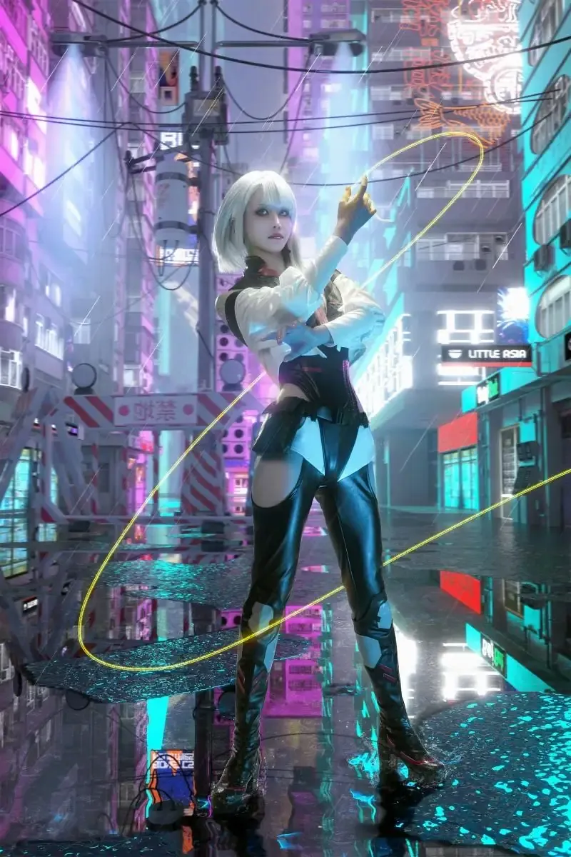 鹿八岁 cosplay 海外Coser 鹿八岁cosplay造型照片，白色短发搭配未来感服装，城市霓虹背景中的角色视觉