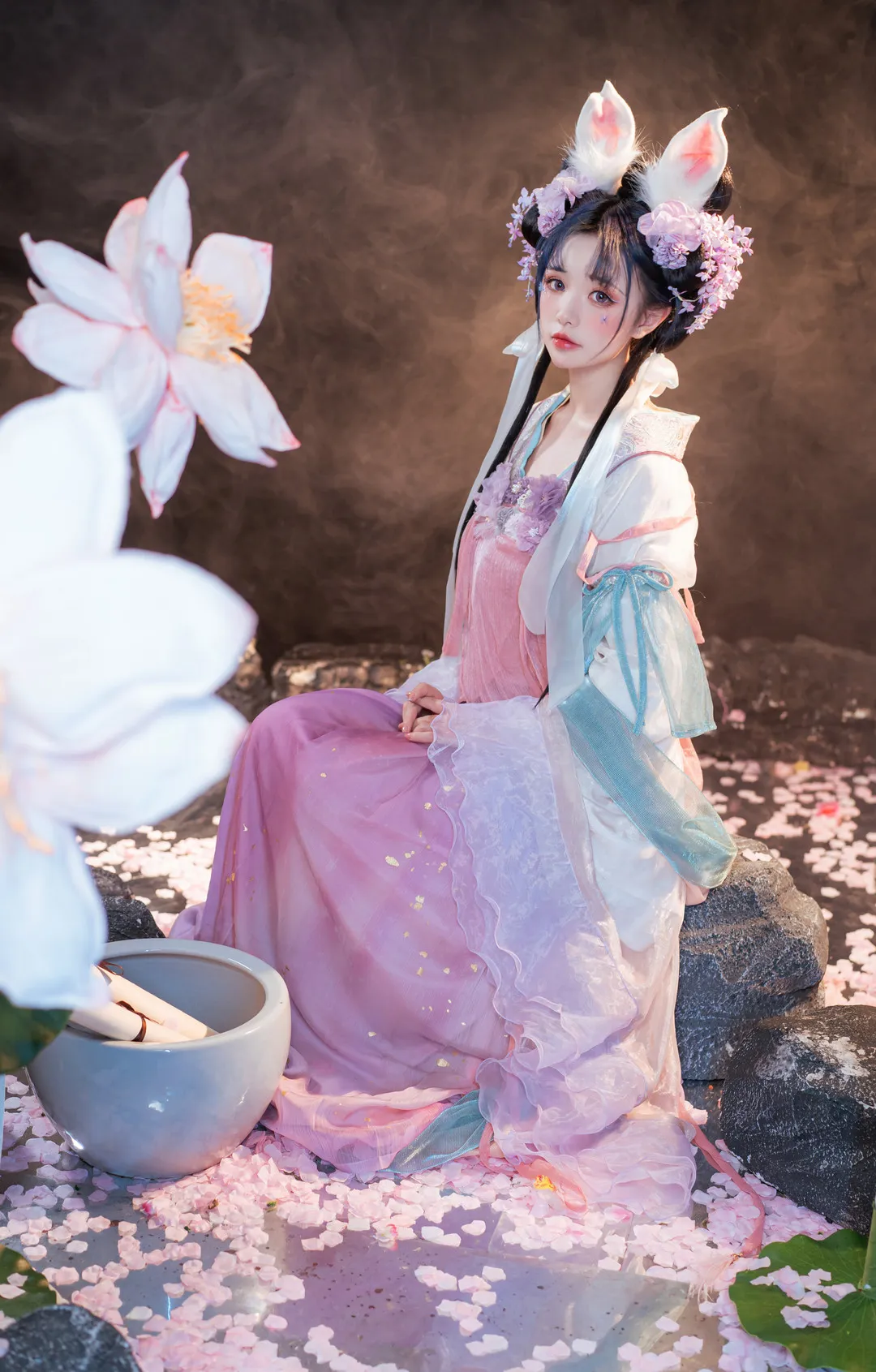 爆机少女喵小吉海外Coser 爆机少女喵小吉粉色古风幻想造型,白色长发元素与花饰搭配