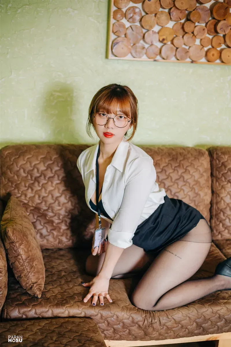 luisa_零纱 cosplay luisa_零纱白色衬衫室内坐姿造型照片