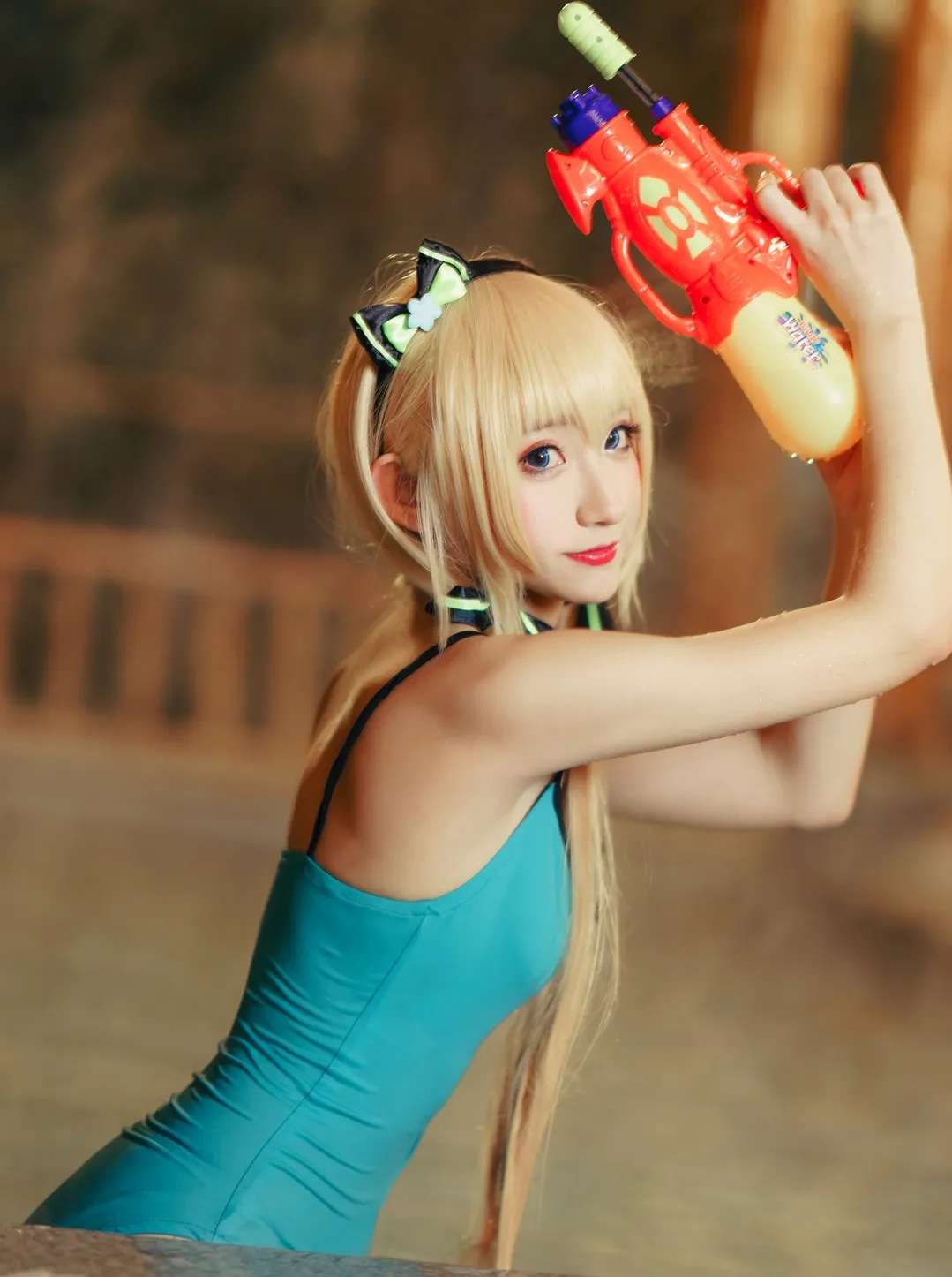 三色绘恋海外Coser 三色绘恋Cosplay角色在水中互动，人物穿着泳装并进行镜头互动