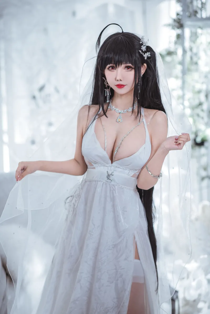 BootyQueen海外Coser BootyQueen白色服装造型照片，长发、头饰和室内背景构成视觉画面