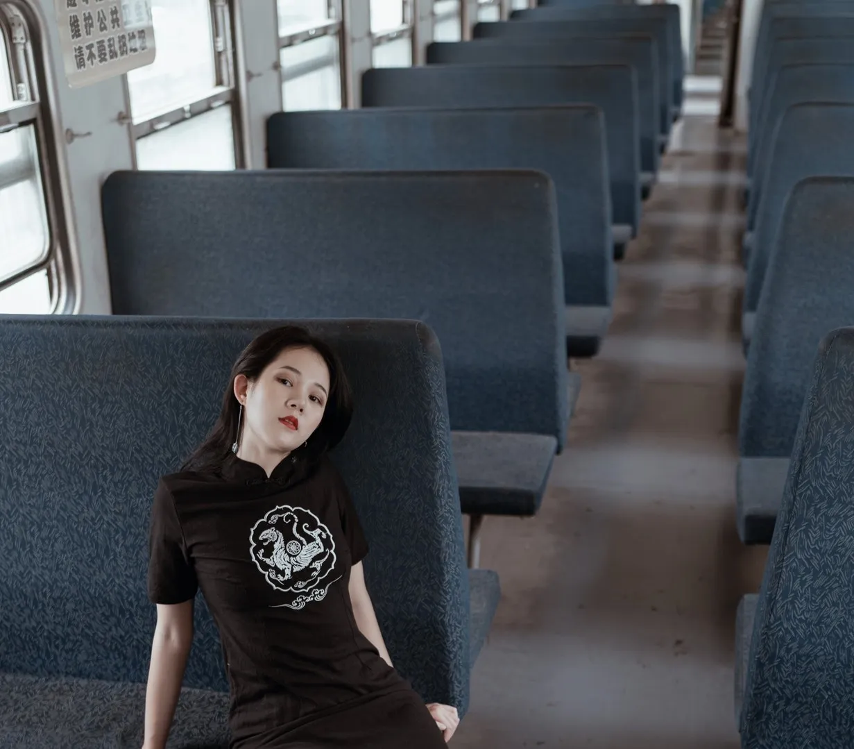 ArtStu海外Coser ArtStu车厢坐姿图片，人物姿态与座椅空间形成构图关系