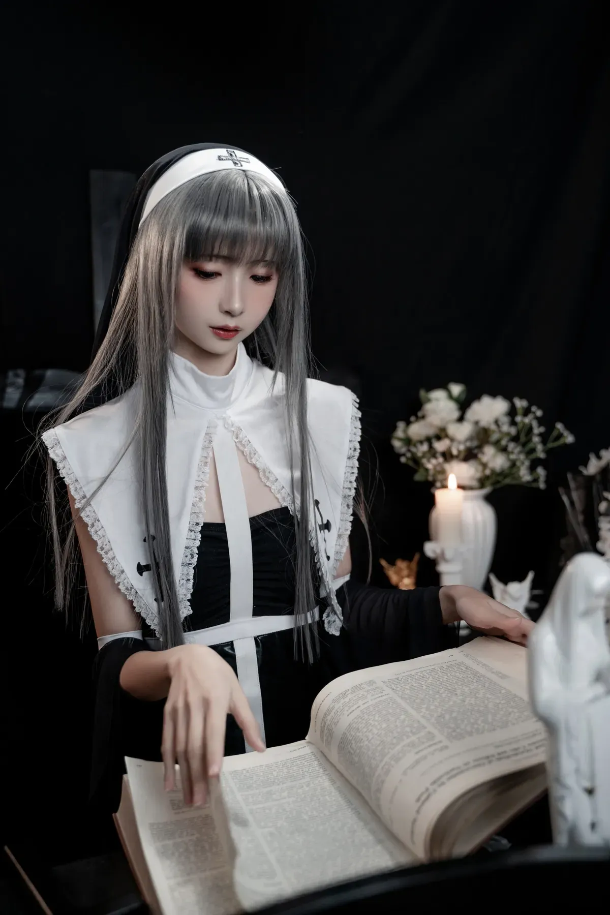 Miu只海外Coser Miu只白灰长发黑白服装cosplay造型照片
