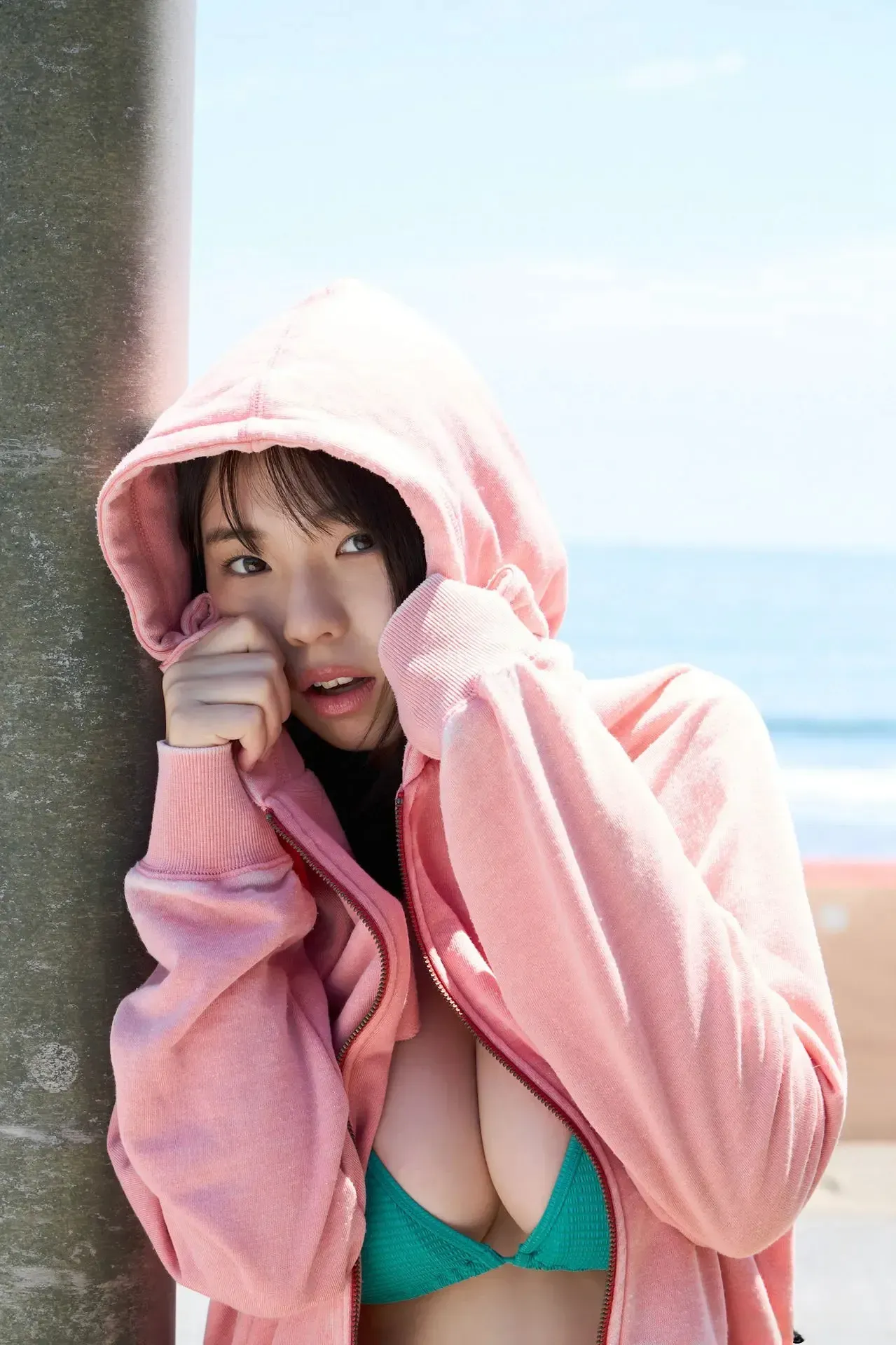 菊地姬奈海外名称与作品 菊地姬奈cosplay日系模特 菊地姬奈粉色外套与户外场景中的日系视觉造型