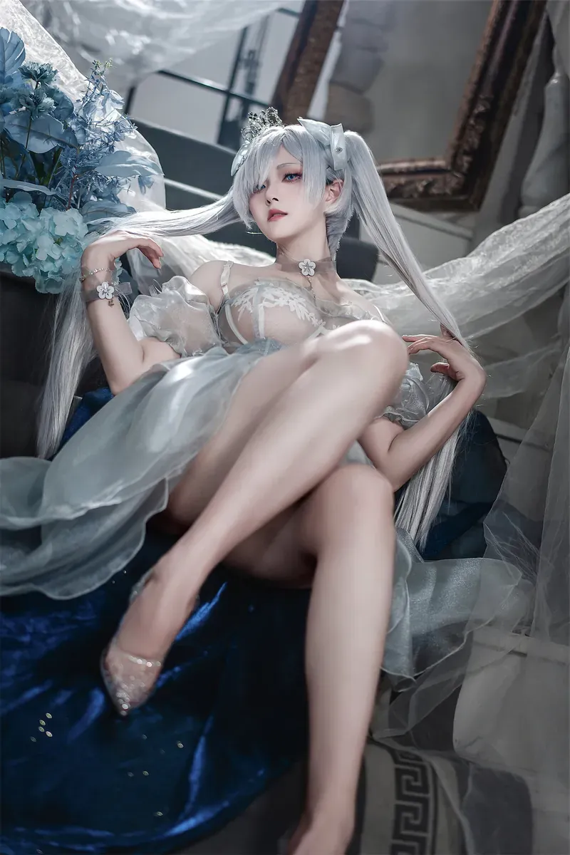 Natsuko夏夏子海外Coser Natsuko夏夏子白色长发造型与浅色服饰摄影