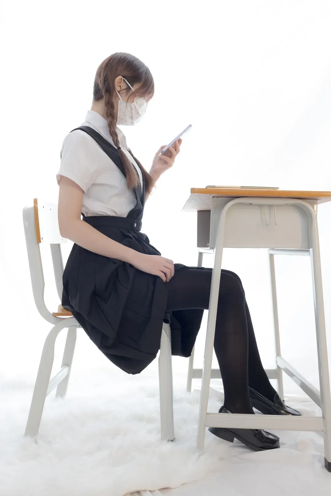 少女秩序海外Coser 少女秩序公开写真中的白色上衣与深色裙装造型