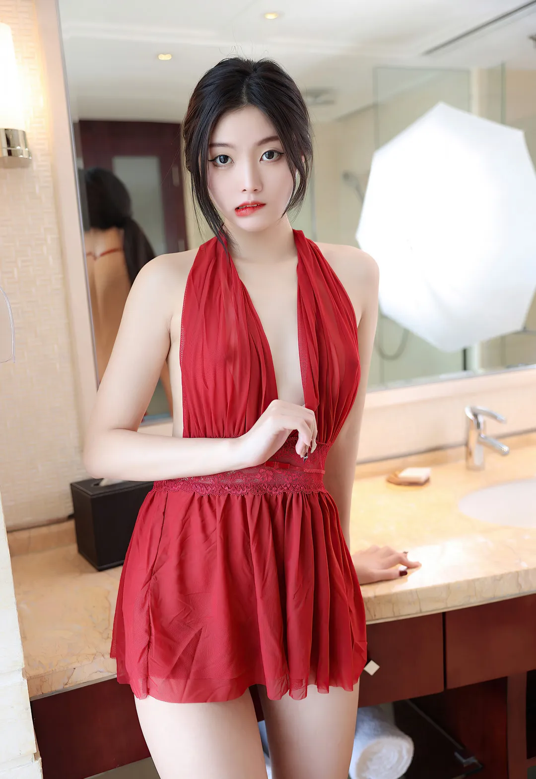 MFStar模范学院海外Coser MFStar模范学院红色服装站姿写真造型