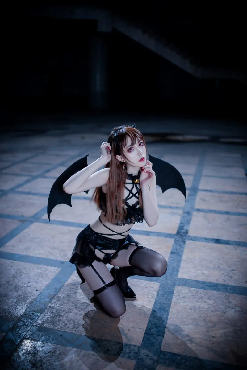Miu只海外Coser Miu只暗色场景翅膀元素cosplay照片