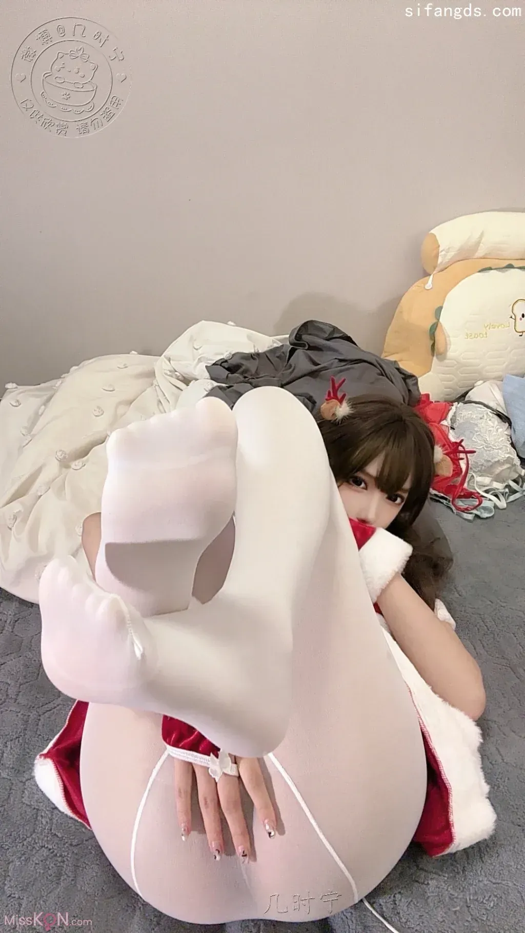 轻兰映画 cosplay海外 轻兰映画公开图片，人物在室内空间中呈坐姿，展示服装搭配和镜头构图关系