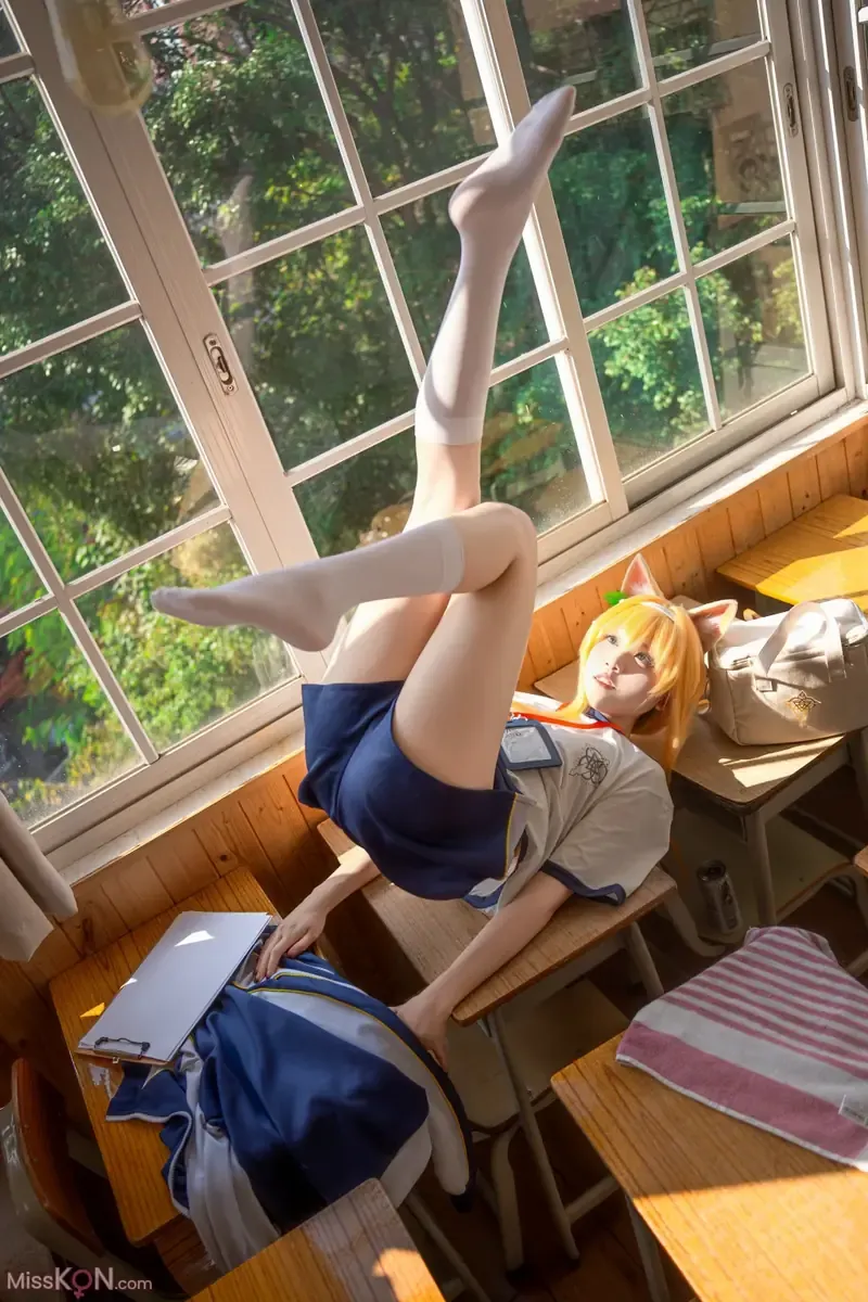 Mikehouse海外Coser Mikehouse白色服装站姿摄影作品