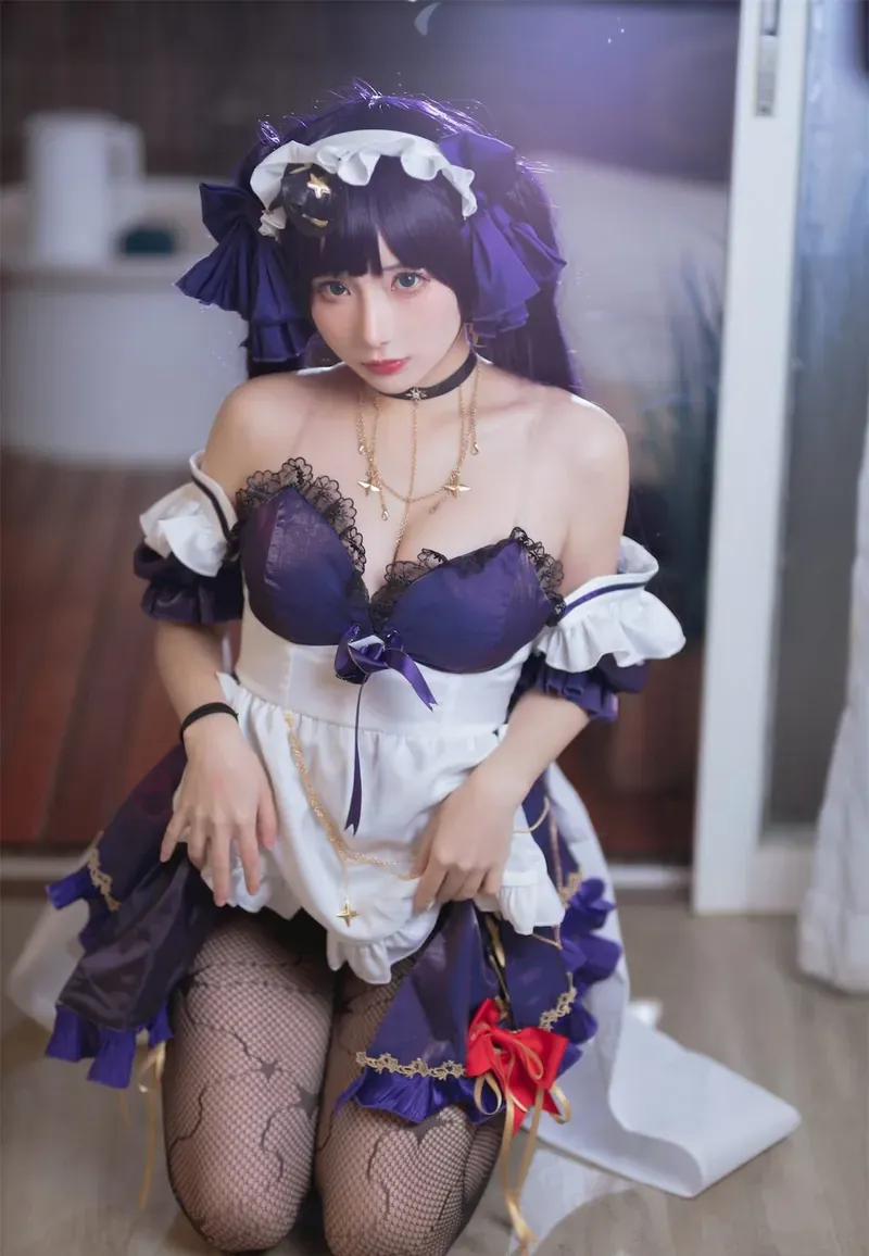 是三不是世w cosplay海外Coser 是三不是世w紫白色角色服装照片，人物坐姿面对镜头并带有头饰元素