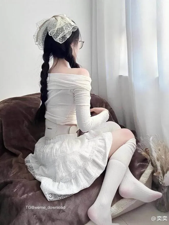 奕奕海外 奕奕白色服饰长发造型室内照片