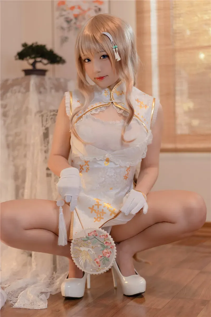 弥美Mime overseas coser 弥美Mime浅色Cosplay服装照片，坐姿与室内场景构图