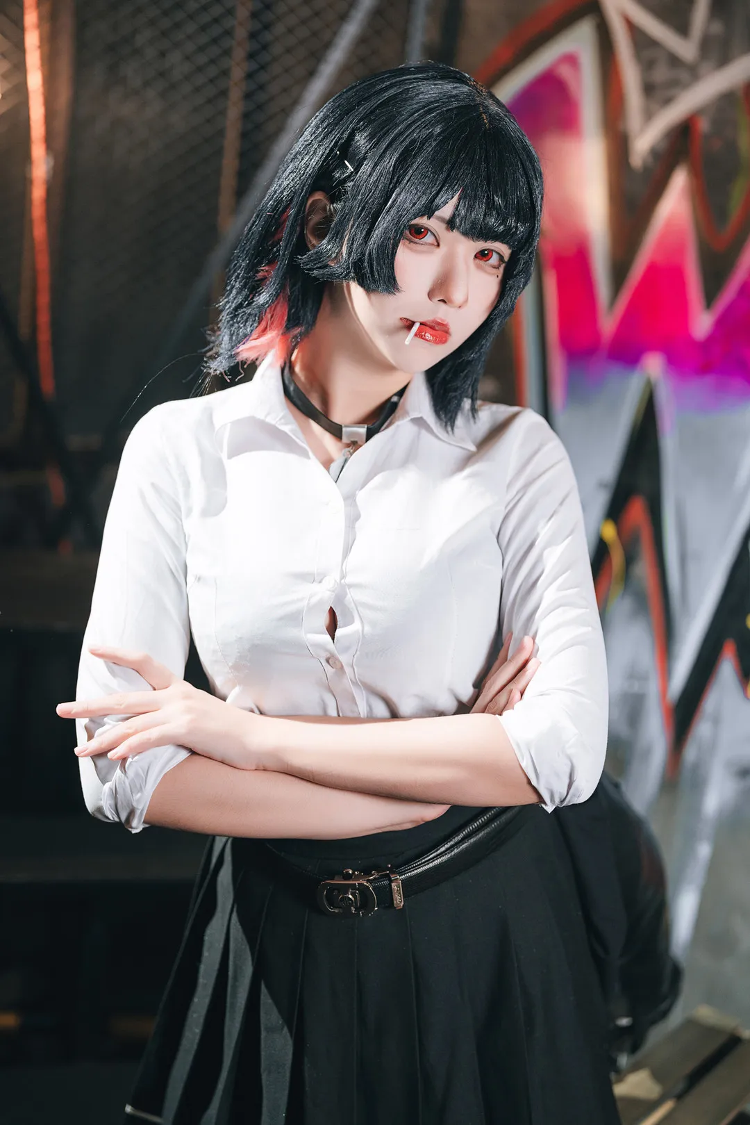 小空sora cosplay海外Coser 小空sora黑发Cosplay造型，白色上衣与黑色裙装搭配室内背景