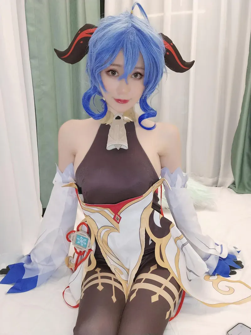 鱼神海外Coser 鱼神造型照片，人物位于画面中央，展示室内场景和镜头角度变化