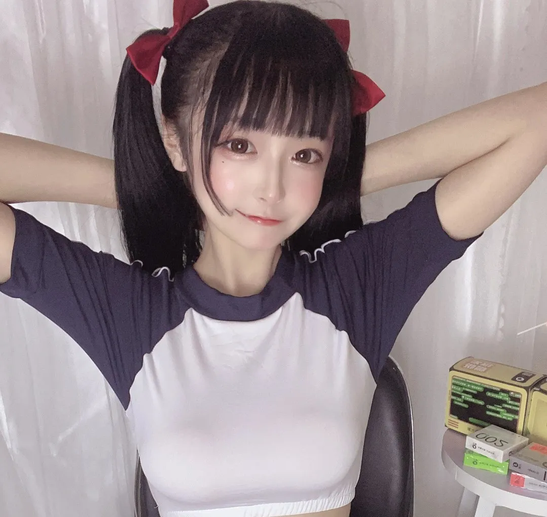 佳佳好难啊 cosplay海外Coser 佳佳好难啊cosplay造型照片,黑色双马尾、齐刘海和白色拼接服装呈现甜系视觉风格