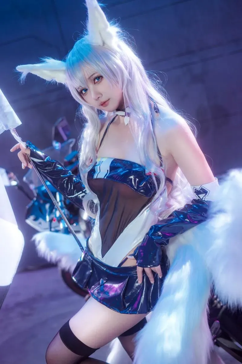 艾西Aiwest cosplay海外Coser 白发兽耳角色Cosplay现场照片