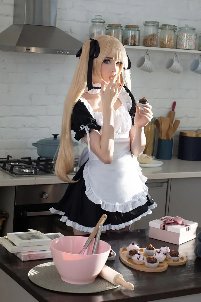 CandyBall海外Coser作品整理 CandyBall女仆服装站立于厨房背景中的角色照片