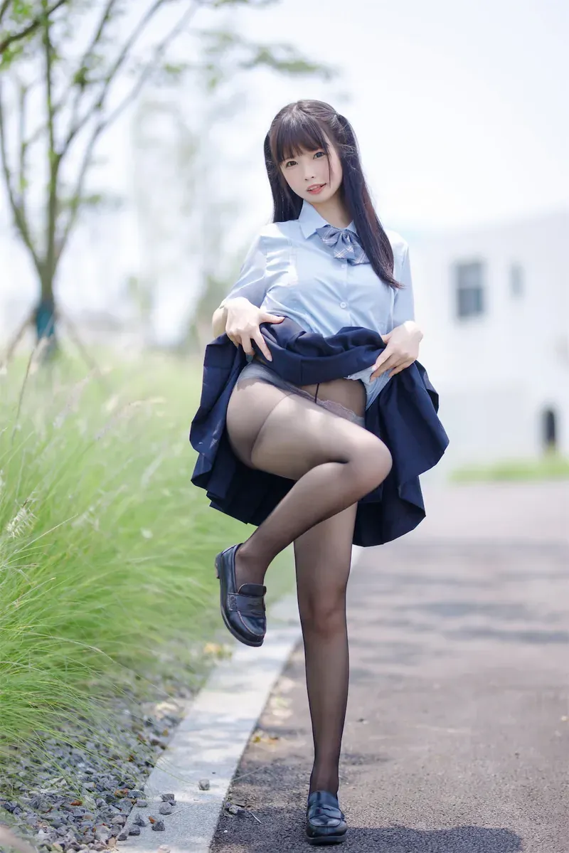 十万珍吱伏特海外名称与作品 十万珍吱伏特cosplay视觉导读与 十万珍吱伏特校园风造型户外照片