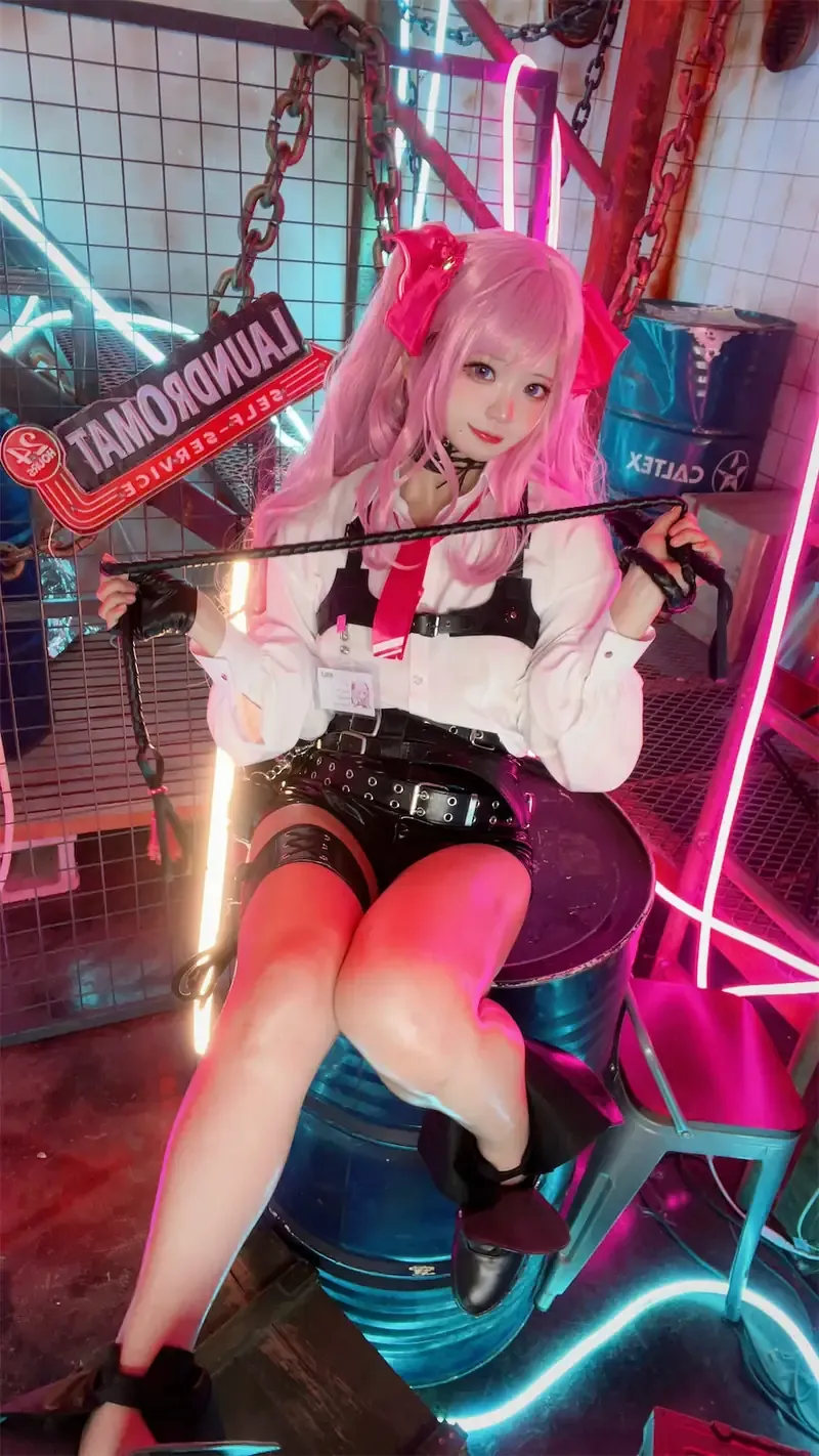 宝儿茹海外Coser 粉色长发造型人物坐在霓虹灯环境中,手臂动作和镜头构图形成互动感