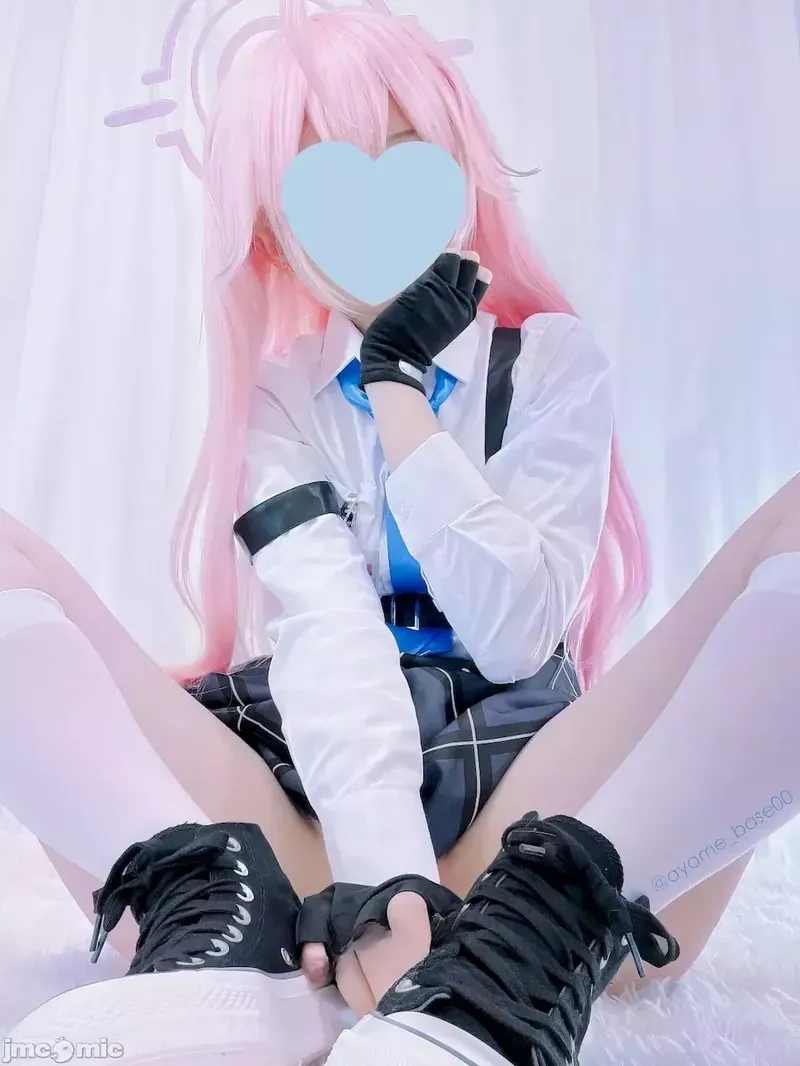 Ayame cosplay海外Coser Ayame cosplay造型照片,粉色长发搭配白色服装和蓝色装饰元素