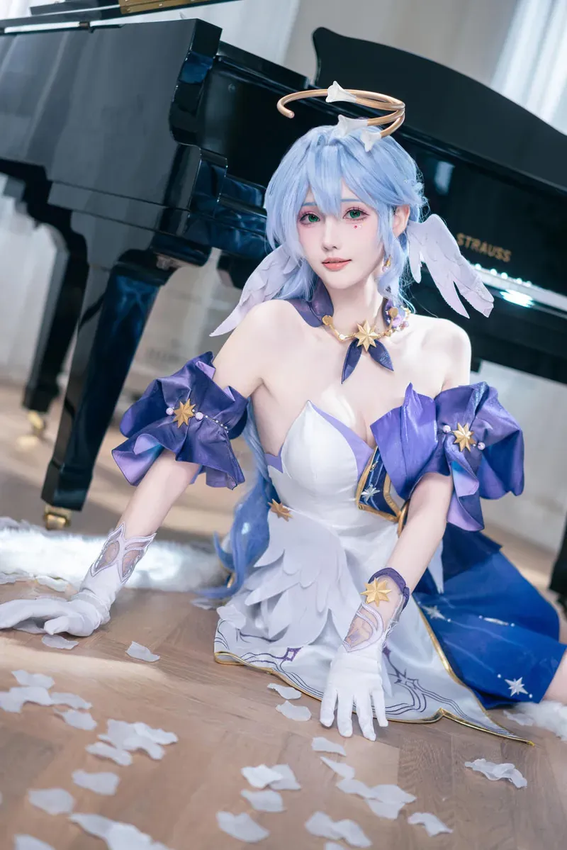 鹿八岁 cosplay 海外Coser 蓝白色礼服cosplay照片,人物坐在室内空间中,展现角色服装和构图关系