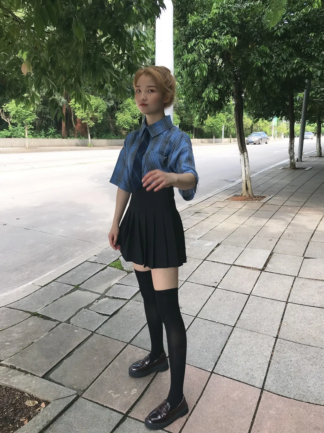 最爱帆布鞋海外名称与作品 最爱帆布鞋 cosplay与写真视觉导读 最爱帆布鞋蓝色衬衫黑色裙装站姿照片