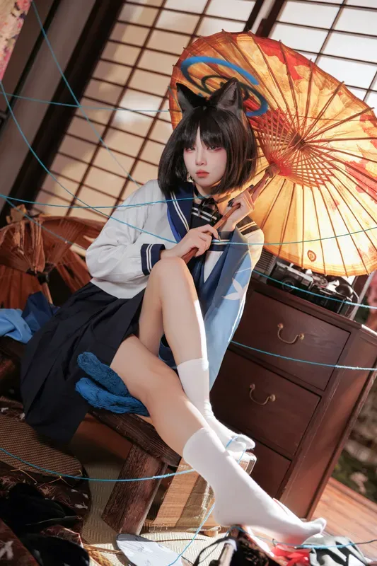 SA_海藻酸钠 cosplay海外人物 SA_海藻酸钠角色造型照片，黑色短发搭配猫耳元素，穿着蓝白色校园风服装