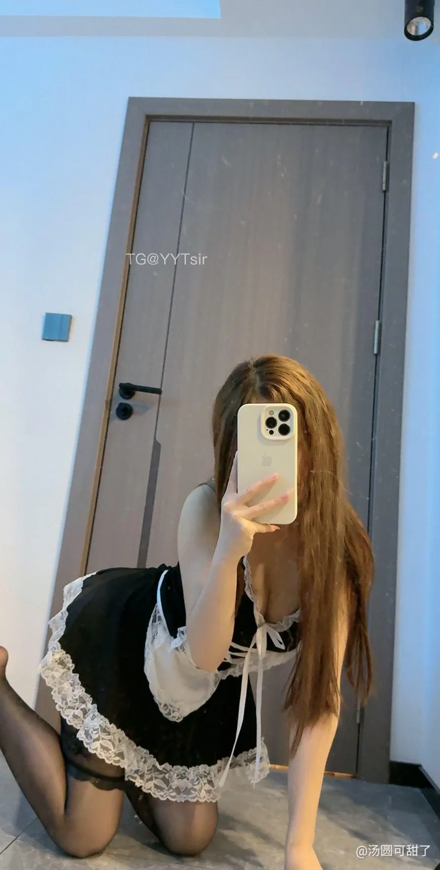 糖果果candy cosplay海外Coser 糖果果candy黑白服装造型镜面自拍场景