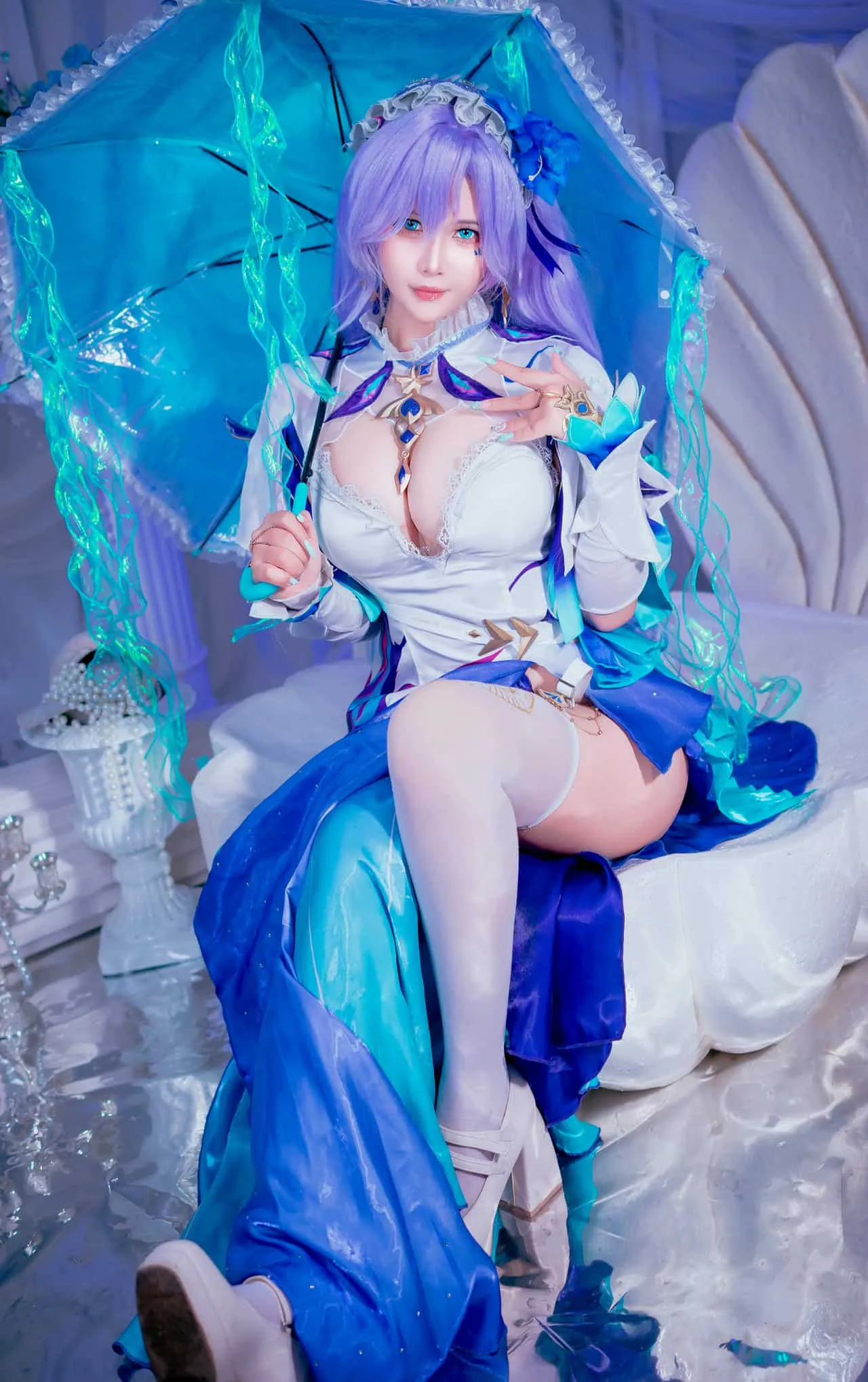 Pyon海外名称与作品 Pyon cosplay Pyon 蓝紫色cosplay服装手持透明伞坐姿照片