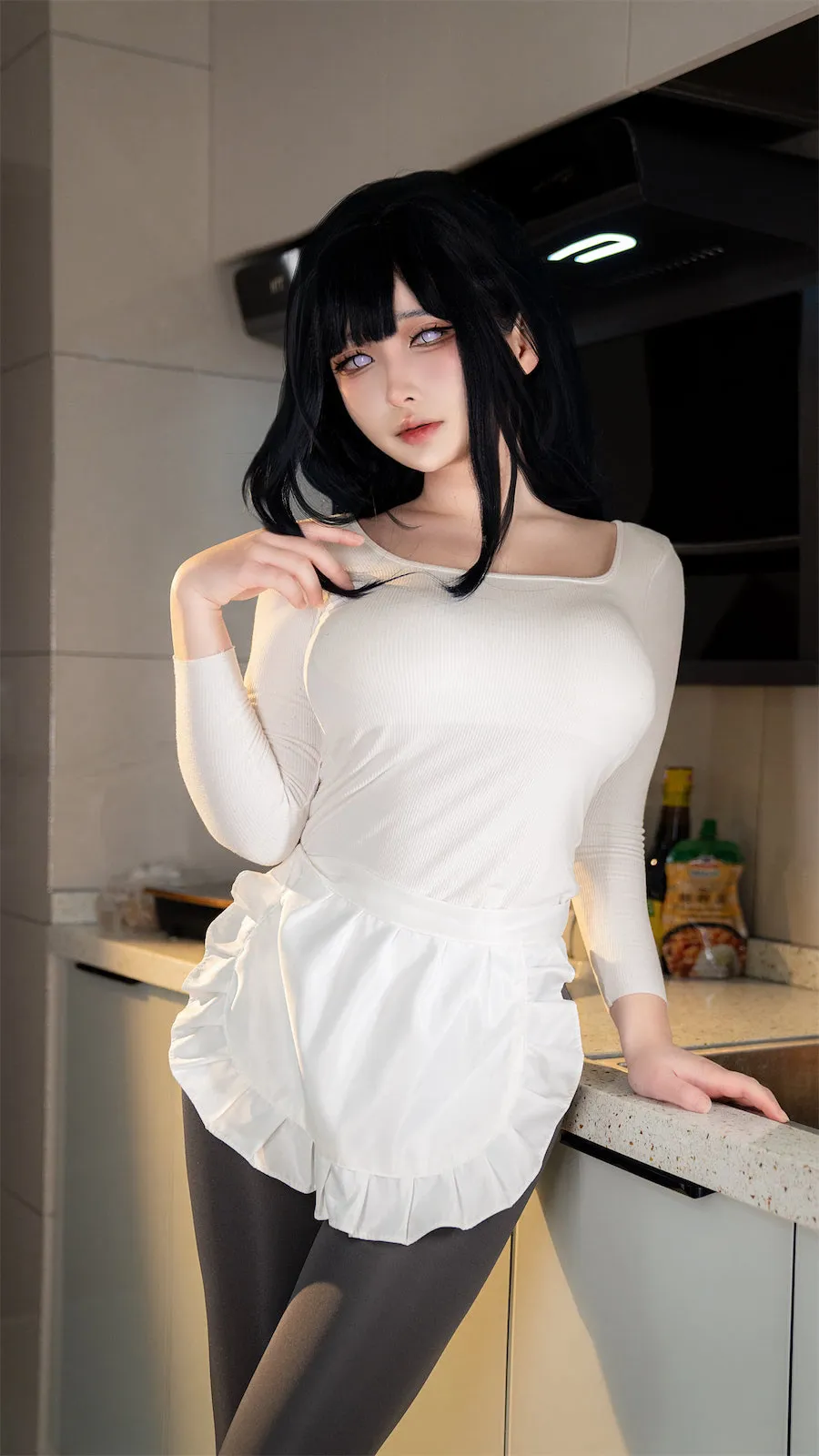日奈娇 cosplay 海外 Coser 黑发白衣室内角色风格照片