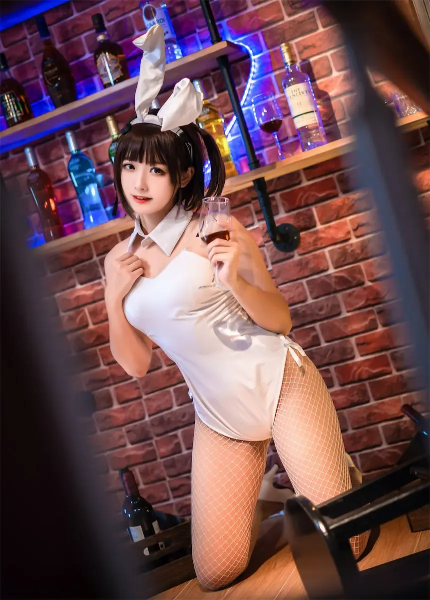 lovely呆玄海外Coser lovely呆玄白色兔耳服装室内姿态COS