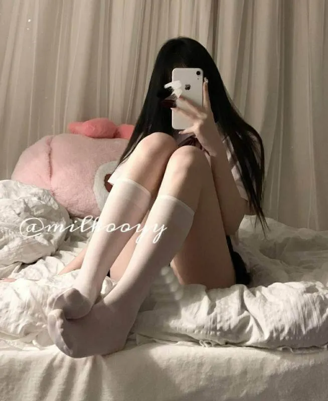 困困熊黑色服装长发造型照片