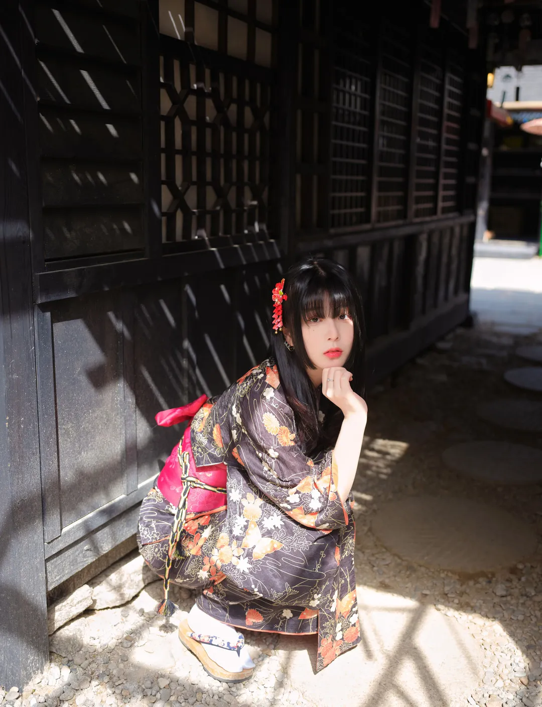 ARTGRAVIA海外摄影 ARTGRAVIA传统风格服饰与户外建筑背景照片