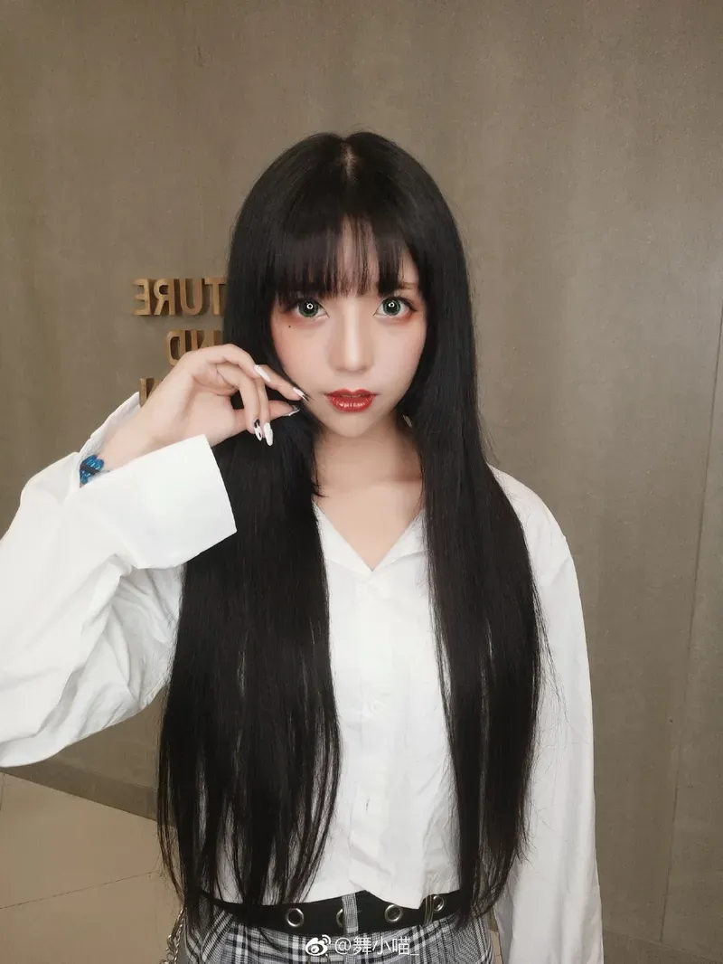 Arty亚缇海外Coser Arty亚缇白色服装造型,黑色长发与刘海搭配室内镜头