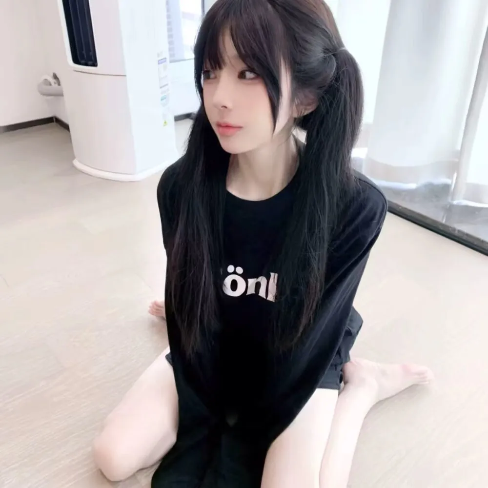 困困熊暗色环境照片中的姿态和镜头构图