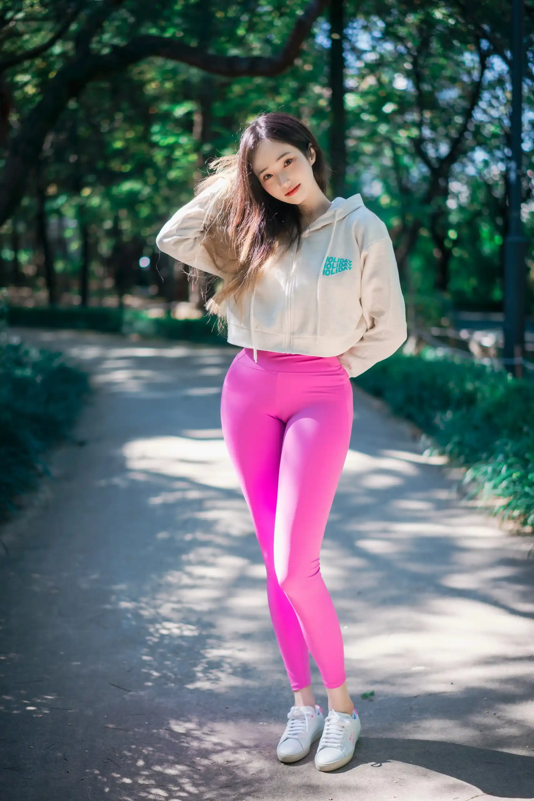 Bambi밤비户外白色服装与粉色搭配造型